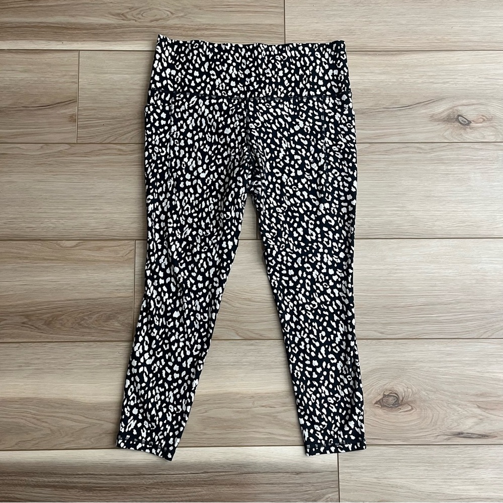 Athleta Salutation Stash Pocket 7/8 Capri Cheetah Print Leggings